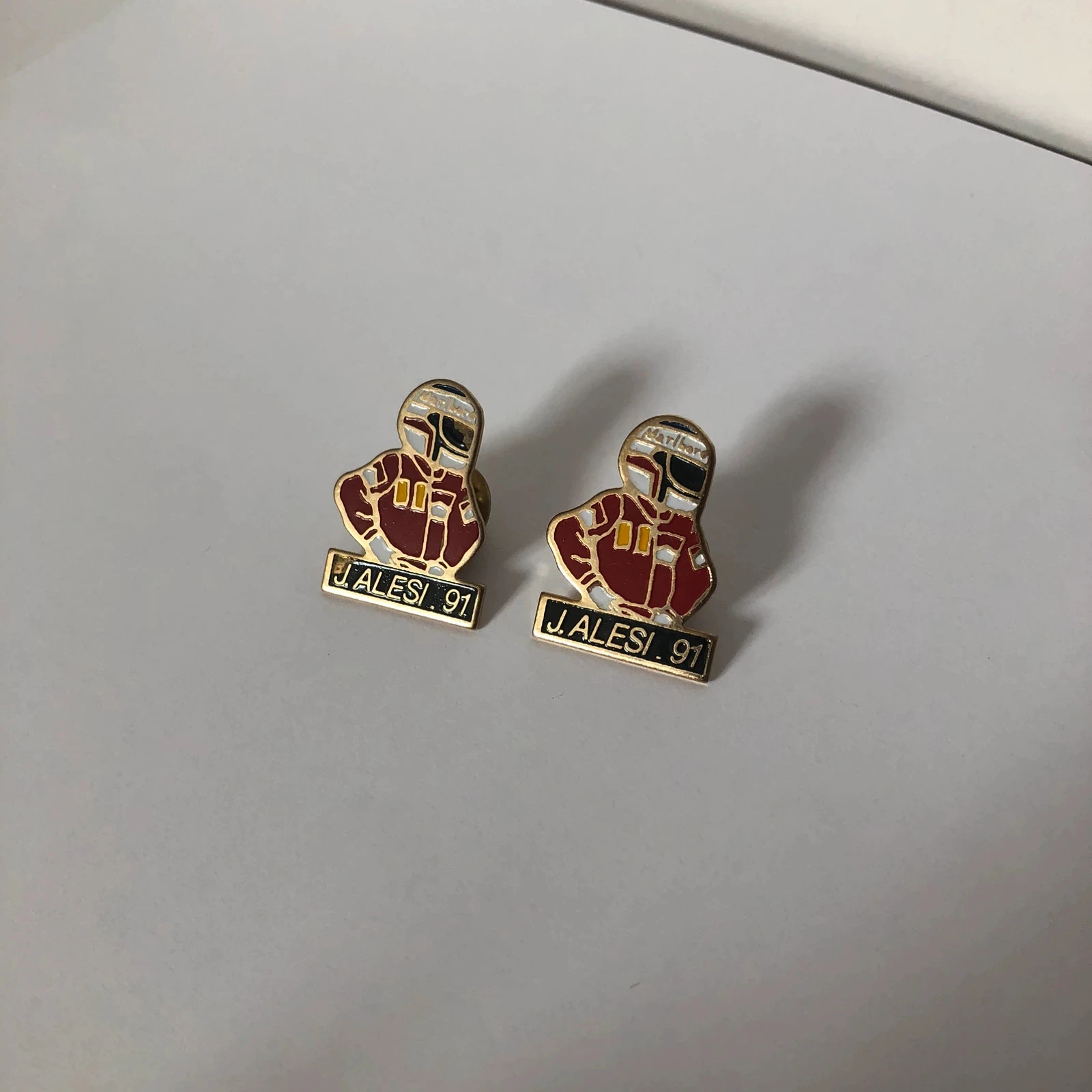 Duo van vintage Jean Alesi 1991 Scuderia Ferrari F1/Marlboro-pins – photo 2